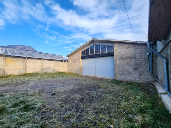 Coyhaique, arriendo. Amplias instalaciones, almacenaje y galpon a 5 minutos de la plaza