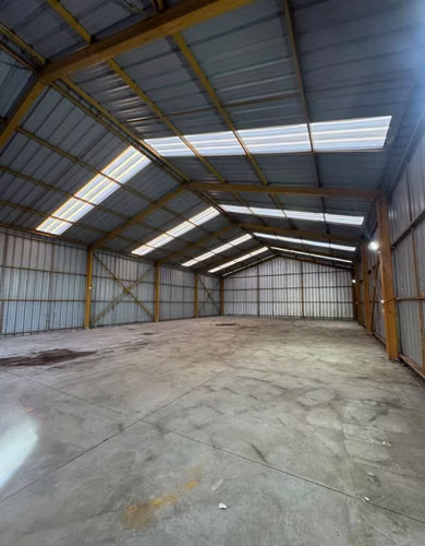 Arriendo sitio 2.200 m2 con galpón 450 m2