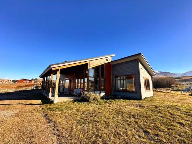 Coyhaique, arriendo. Entorno natural, amplia, termica vivienda, a solo 12 min de la plaza