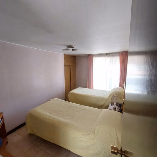 Propiedad de dos pisos, 4 Dormitorios 2 Baños 3 Es