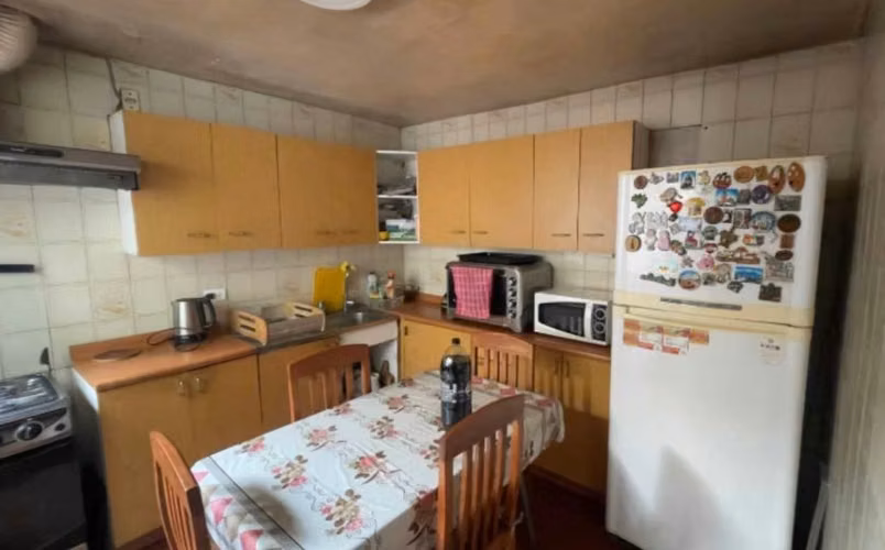 Propiedad de dos pisos, 4 Dormitorios 2 Baños 3 Es