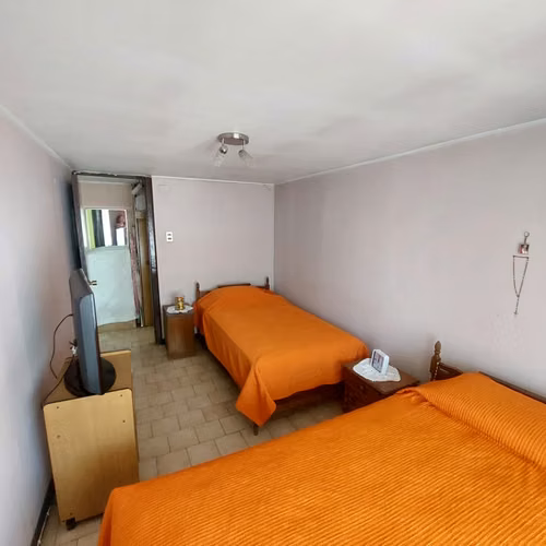 Propiedad de dos pisos, 4 Dormitorios 2 Baños 3 Es