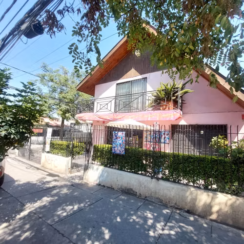 Propiedad de dos pisos, 4 Dormitorios 2 Baños 3 Es