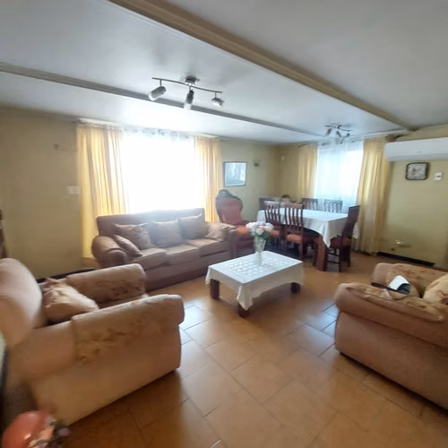 Propiedad de dos pisos, 4 Dormitorios 2 Baños 3 Es