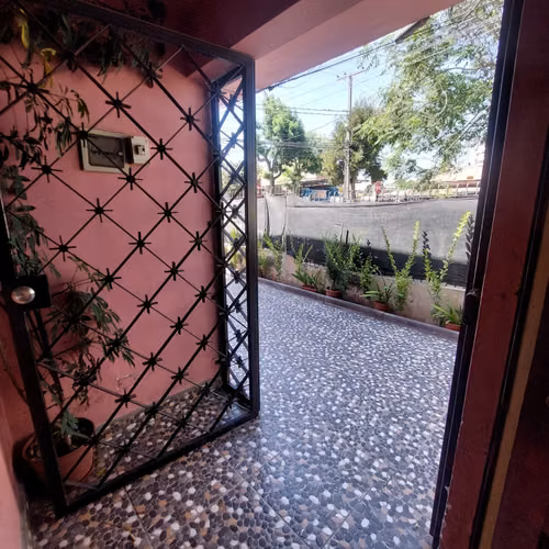 Propiedad de dos pisos, 4 Dormitorios 2 Baños 3 Es