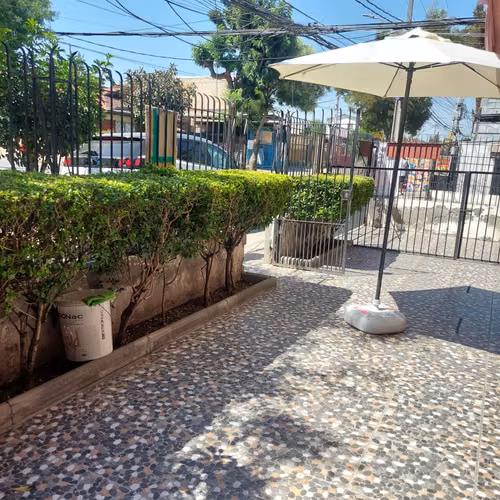 Propiedad de dos pisos, 4 Dormitorios 2 Baños 3 Es