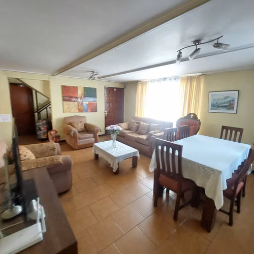 Propiedad de dos pisos, 4 Dormitorios 2 Baños 3 Es