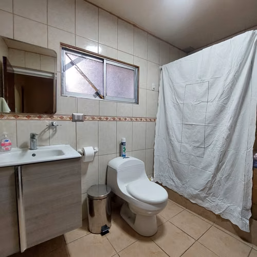 Propiedad de dos pisos, 4 Dormitorios 2 Baños 3 Es