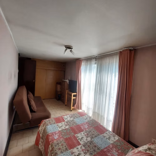 Propiedad de dos pisos, 4 Dormitorios 2 Baños 3 Es