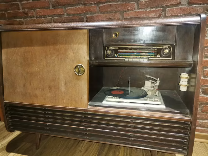 Radiola Mueble Antiguo Vintage con Tocadiscos Garrad & Radi