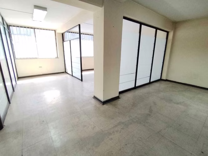 AMPLIA OFICINA, CON 1 PRIVADO Y BAÑO, METRO (175250)
