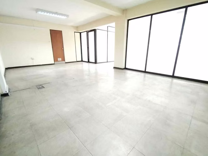 AMPLIA OFICINA, CON 1 PRIVADO Y BAÑO, METRO (175250)