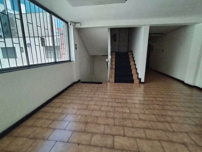 AMPLIA OFICINA, CON 1 PRIVADO Y BAÑO, METRO (175250)