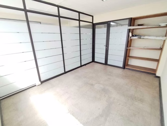 AMPLIA OFICINA, CON 1 PRIVADO Y BAÑO, METRO (175250)