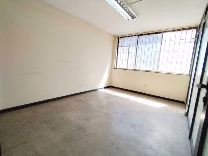 AMPLIA OFICINA, CON 1 PRIVADO Y BAÑO, METRO (175250)