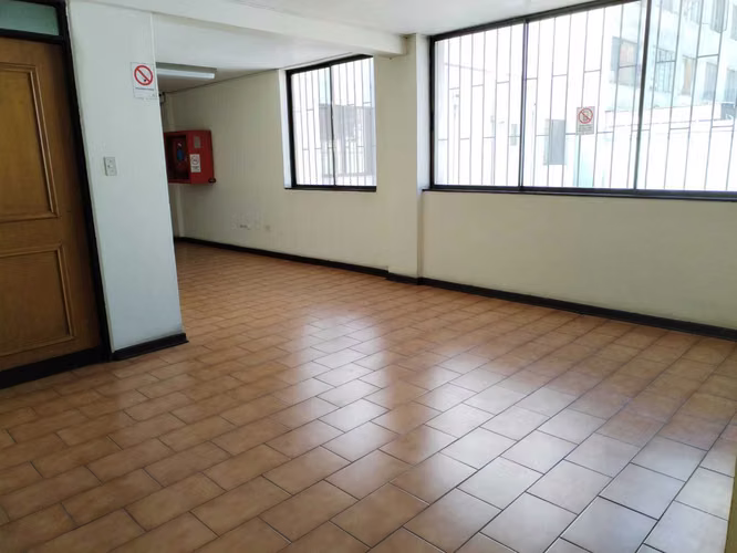 AMPLIA OFICINA, CON 1 PRIVADO Y BAÑO, METRO (175250)