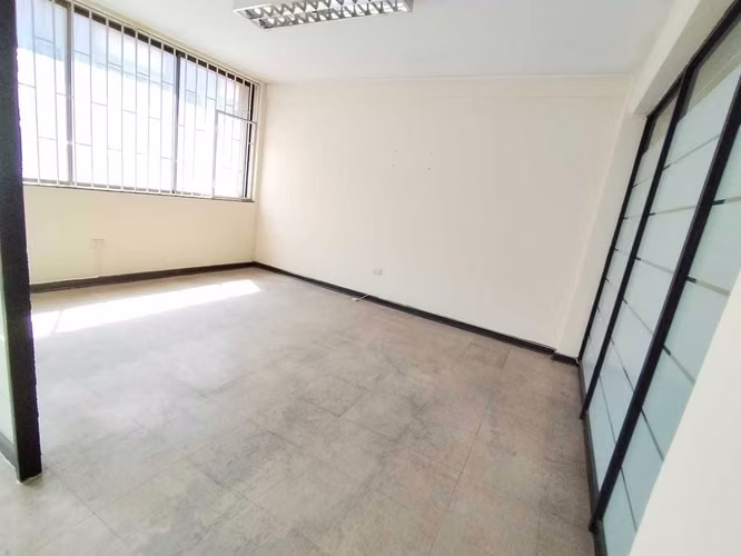 AMPLIA OFICINA, CON 1 PRIVADO Y BAÑO, METRO (175250)