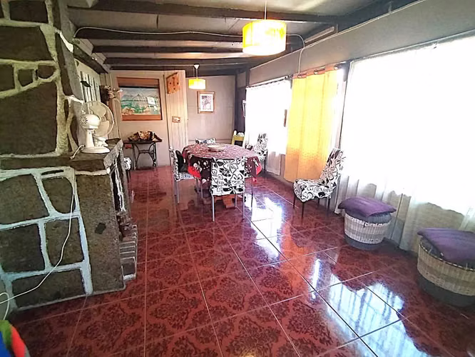CON GRAN TERRENO, HERMOSA CASA ESQUINA SOLIDA  (175257)