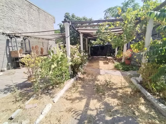 CON GRAN TERRENO, HERMOSA CASA ESQUINA SOLIDA  (175257)