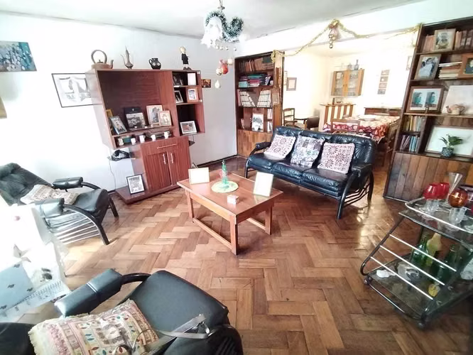 CON GRAN TERRENO, HERMOSA CASA ESQUINA SOLIDA  (175257)