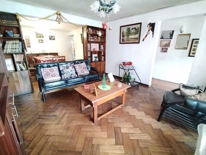 CON GRAN TERRENO, HERMOSA CASA ESQUINA SOLIDA  (175257)