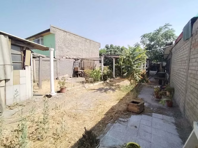 CON GRAN TERRENO, HERMOSA CASA ESQUINA SOLIDA  (175257)