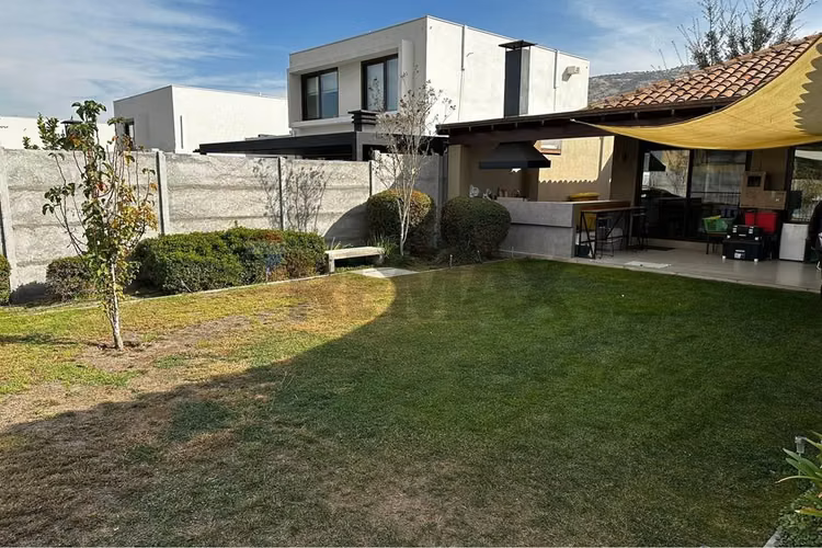 Casa chilena 2 años de uso, garantía vigente.