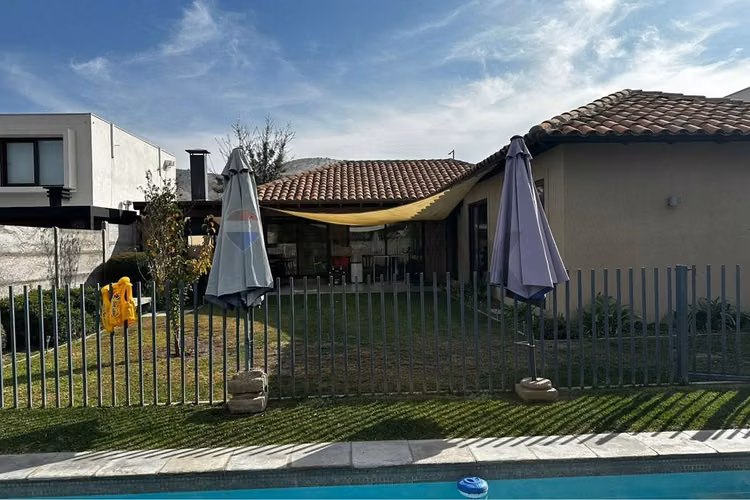 Casa chilena 2 años de uso, garantía vigente.