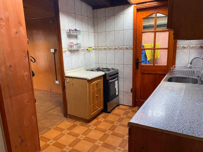 Se arrienda casa con 5 dormitorios y departamento cerca de Sodimac