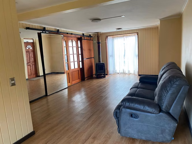 Se arrienda casa con 5 dormitorios y departamento cerca de Sodimac