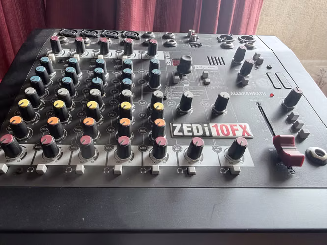 Mixer Allen&Heath ZEDi-10FX