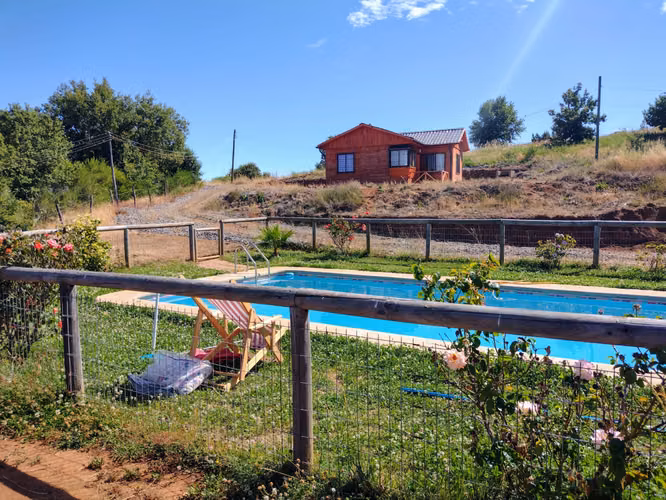 SE VENDE PARCELA con casa, piscina y cabaña - Imagen 2