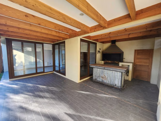 IMPECABLE CASA FAMILIAR CON PISCINA Y QUINCHO (175308)