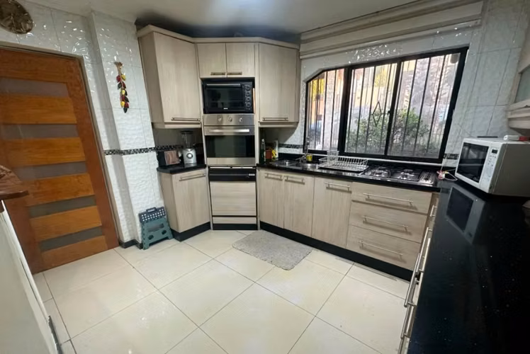 SE VENDE HERMOSA Y LUMINOSA CASA CON PISCINA LOMAS DE SAN ANDRÉS