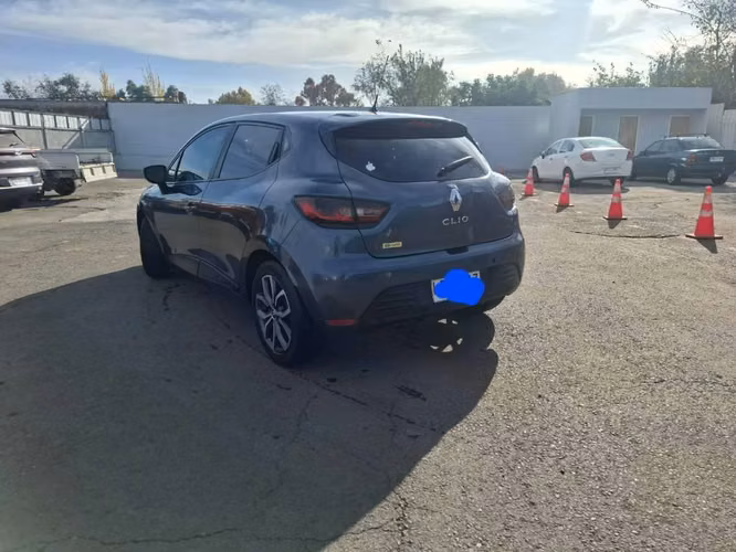 Renault Clio IV HB 1.2 – Año 2019 – Gris Titanio