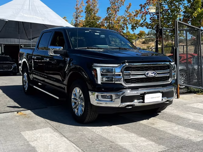 FORD F-150 LARIAT LUXURY 5.0  2025