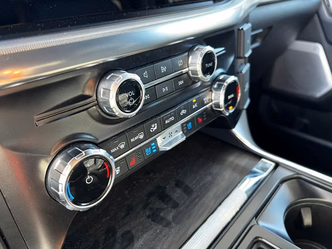 FORD F-150 LARIAT LUXURY 5.0  2025