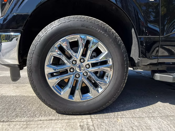 FORD F-150 LARIAT LUXURY 5.0  2025