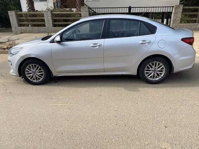 vendo auto KIA RIO 4 ,año  2021 ,63.000 km excelente estado