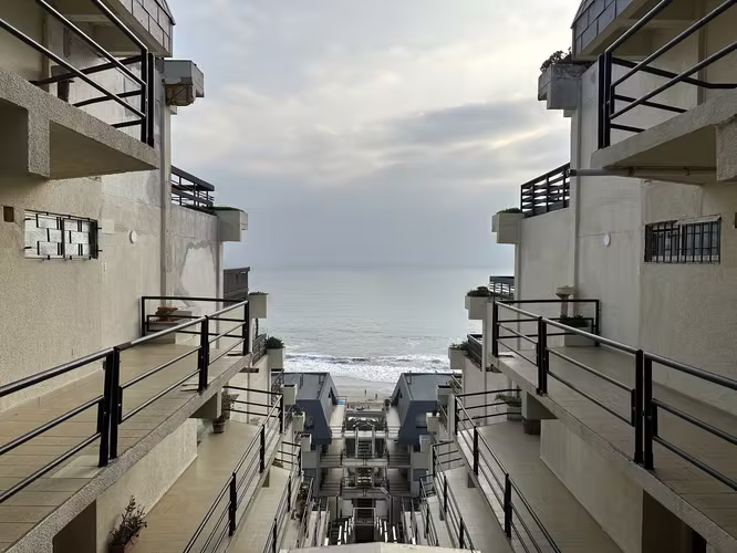 Departamento iluminado,seguro,cómodo y amoblado se vende frente Playa Amarilla Concon