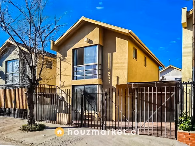 CASA Se vende casa dos pisos 3 dormitorios