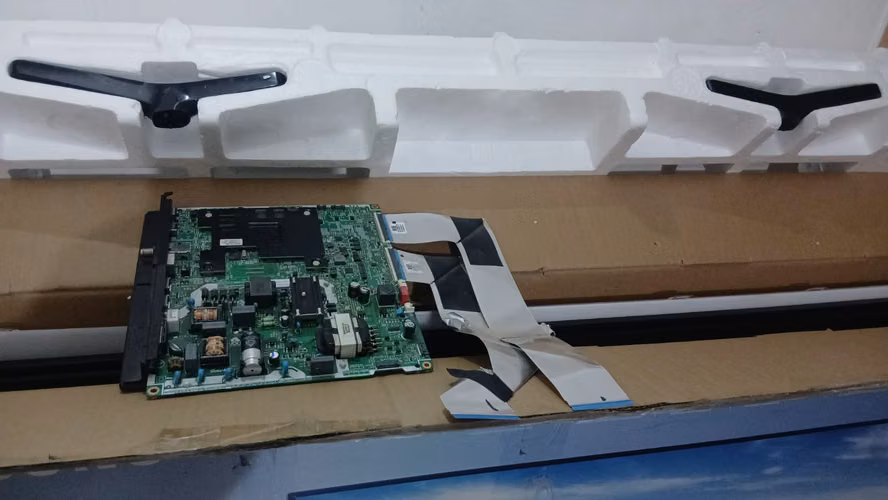 Televisor Samsung 55 Pulgadas Smart TV NU7095 para repuestos - Pantalla quebrada