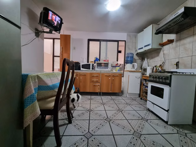 Se vende Casa de 2 pisos en sector CENTRO SUR, calle Díaz Gana entre Av. Argentina y EdoLefort  8 D +3 B a 7.950 UF