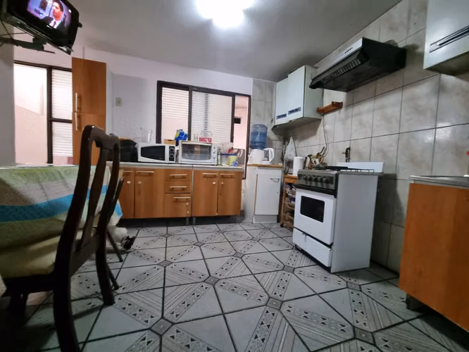 Se vende Casa de 2 pisos en sector CENTRO SUR, calle Díaz Gana entre Av. Argentina y EdoLefort  8 D +3 B a 7.950 UF