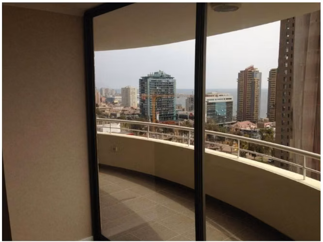 Se vende e Duplex en plena Avenida Brasil de 4 D, 2 B  con D+B de servicio a 13.500 UF conversable.