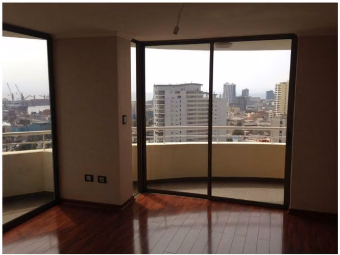 Se vende e Duplex en plena Avenida Brasil de 4 D, 2 B  con D+B de servicio a 13.500 UF conversable.