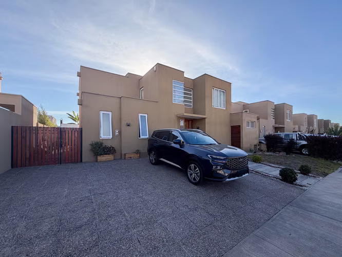 CASA EN VENTA EN CONDOMINIO UMBRALES, LA SERENA.