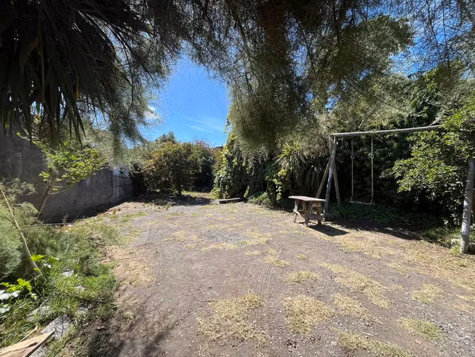 Casa amplia, en gran terreno. Colón 9.000