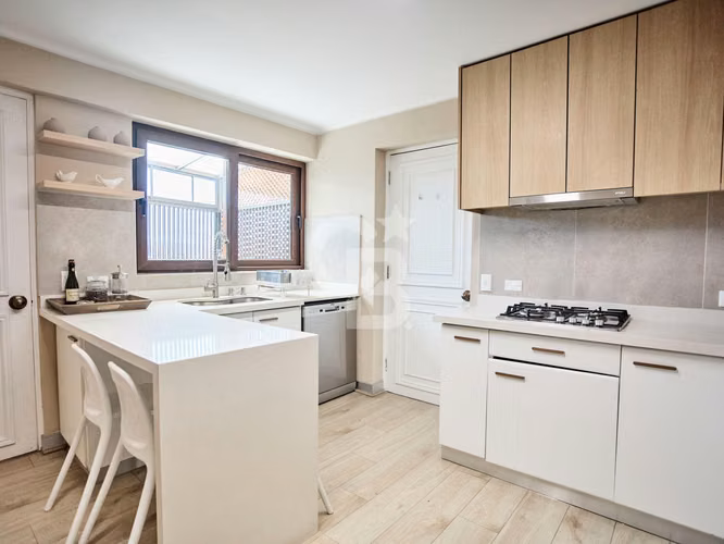 Arriendo amoblado Duplex Vitacura, gran vista.