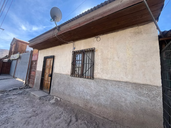 Se vende casa en Av. Los Loros, sector Pedro León Gallo - Copiapó